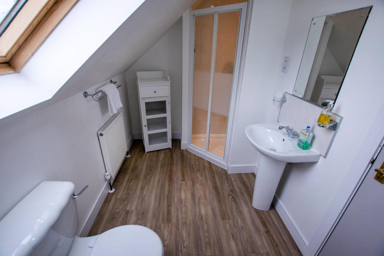 Отель Corran Bunkhouse Экстерьер фото Ensuite bathroom