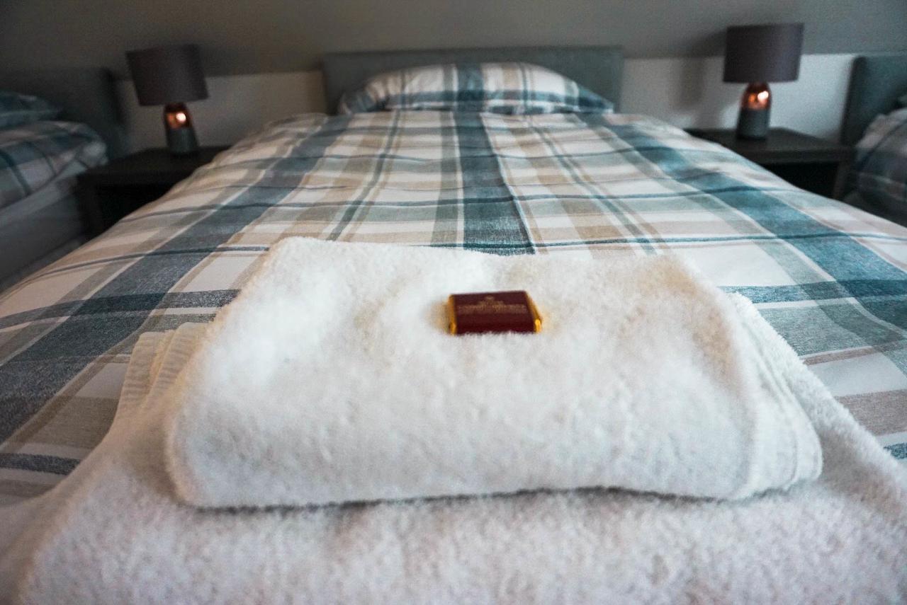 Отель Corran Bunkhouse Экстерьер фото A bed with a fur throw